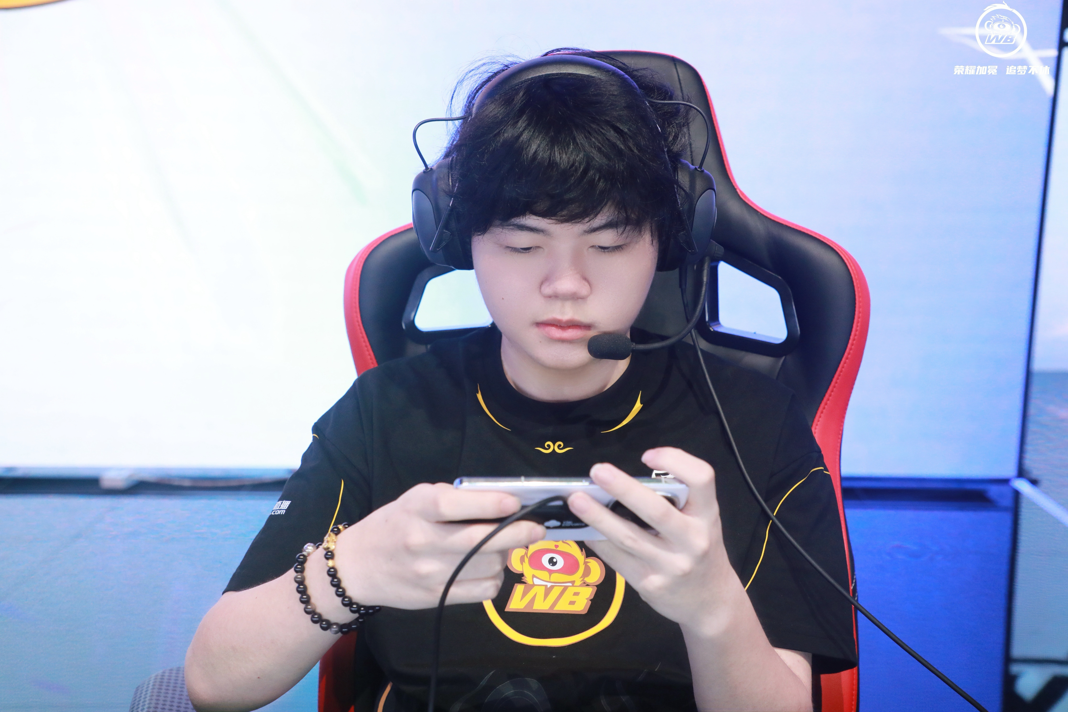 包含RNG翻盘WBG，BDD关键团战开团秒人宿敌对决成都决赛之夜，成为赛场最大亮点的词条