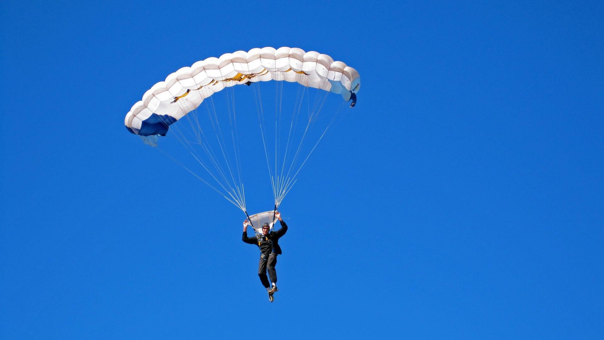 哈登致命三分封喉雷霆，火箭惊险晋级背后的英雄与心魔
