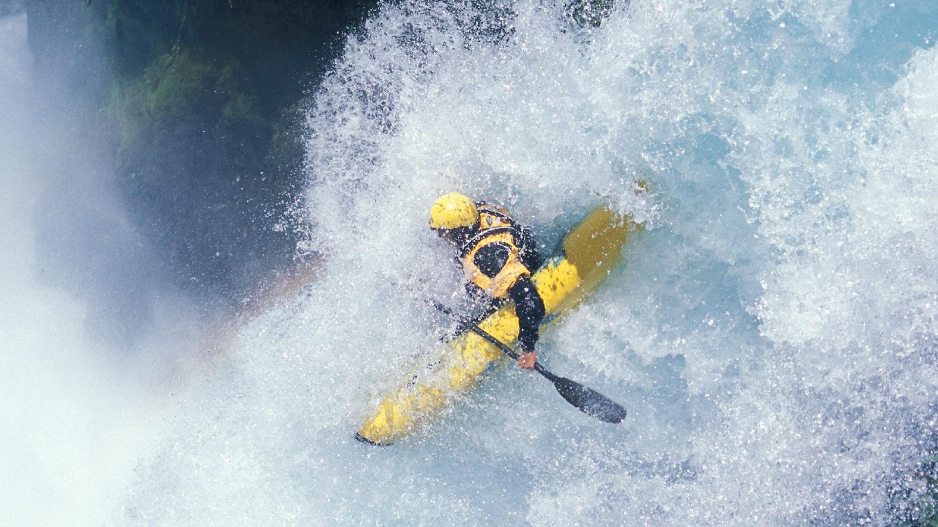 速度与心跳,当F1悬念在黑夜燃烧,另一个赛道上的年轻人正在创造传说